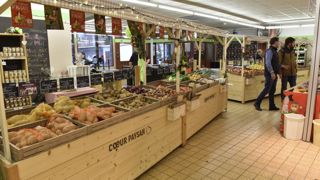 Huit consommateurs sur dix privilégient les points de vente physique pour leurs courses en circuit court. Huit consommateurs sur dix privilégient les points de vente physique pour leurs courses en circuit court.