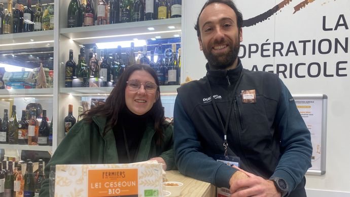 Eva Porçu, chargée retail et marketing en alternance, et Nicolas Sadaillan, technico-commercial et référent légumes secs chez Duransia, ont présenté au Sia la nouvelle gamme de pois chiches grillés enrobés.
