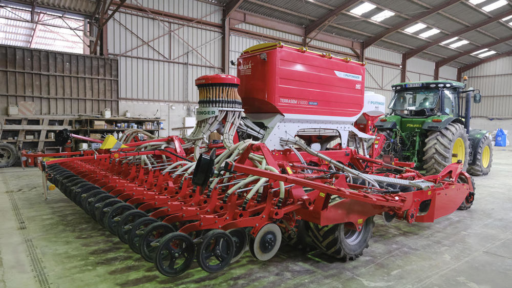 Le semoir Pöttinger Terrasem V 6000 Fertilizer de Jean-Michel Protain, entrepreneur dans la Marne, est équipé pour un apport simultané d’engrais pendant le semis. Le semoir Pöttinger Terrasem V 6000 Fertilizer de Jean-Michel Protain, entrepreneur dans la Marne, est équipé pour un apport simultané d’engrais pendant le semis.