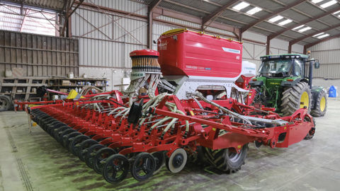 Le semoir Pöttinger Terrasem V 6000 Fertilizer de Jean-Michel Protain, entrepreneur dans la Marne, est équipé pour un apport simultané d’engrais pendant le semis. Le semoir Pöttinger Terrasem V 6000 Fertilizer de Jean-Michel Protain, entrepreneur dans la Marne, est équipé pour un apport simultané d’engrais pendant le semis.