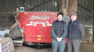 Pour nourrir 350 bovins laitiers, la ferme de la Distillerie utilise un robot d'alimentation suspendu.