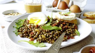 Salade de lentilles vertes du Berry au fromage de chèvre, servie avec un œuf mollet. Salade de lentilles vertes du Berry au fromage de chèvre, servie avec un œuf mollet.