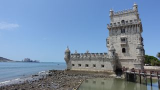 Construite au XVIe siècle, la tour de Belem servait à protéger l'entrée du Tage contre les envahisseurs. Construite au XVIe siècle, la tour de Belem servait à protéger l'entrée du Tage contre les envahisseurs.
