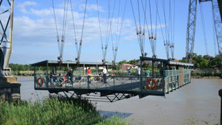 Le pont transbordeur de Martrou (en 2015) vu depuis la commune de Rochefort. Le pont transbordeur de Martrou (en 2015) vu depuis la commune de Rochefort.