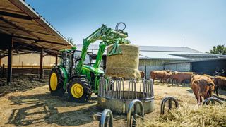 John Deere renouvelle sa série de tracteurs 5M et propose désormais l'autoguidage et deux solutions de boîtes semi-powershift. John Deere renouvelle sa série de tracteurs 5M et propose désormais l'autoguidage et deux solutions de boîtes semi-powershift.