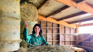 En Haute-Loire, la styliste Émilie Rizzo a lancé sa marque de produits de literie garnis de laine de moutons élevés par ses voisins. En Haute-Loire, la styliste Émilie Rizzo a lancé sa marque de produits de literie garnis de laine de moutons élevés par ses voisins.