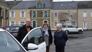 « Nous transportons souvent des personnes âgées mais Voitur’âgeS est ouvert à tous : aux enfants (accompagnés), aux adolescents, etc. » (De gauche à droite : Robert Barais, chauffeur bénévole, Irène Thierry, maire déléguée, et Lucienne Thomain, bénévole aux tâches administratives.)