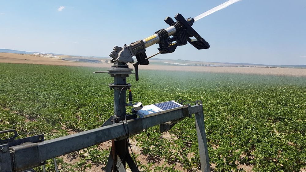« Nos canons d'irrigation sont pilotés par GPS via la technologie Raindancer » « Nos canons d'irrigation sont pilotés par GPS via la technologie Raindancer »