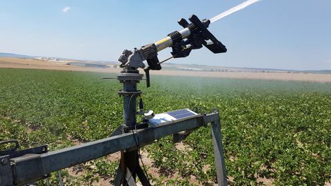 « Nos canons d'irrigation sont pilotés par GPS via la technologie Raindancer » « Nos canons d'irrigation sont pilotés par GPS via la technologie Raindancer »
