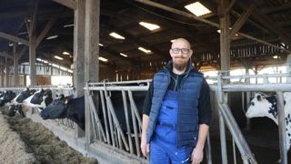 Sébastien Lodiel, dont l'exploitation compte 115 vaches, ajoute du lin dans l’alimentation de ses animaux, un moyen de réduire les émissions de méthane.