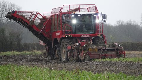 En équipant son intégrale de chenilles en caoutchouc, Laurent Ardaens a dû augmenter ses tarifs de prestations pour amortir les coûts de maintenance et d’entretien, plus élevés qu’avec un système à roues.