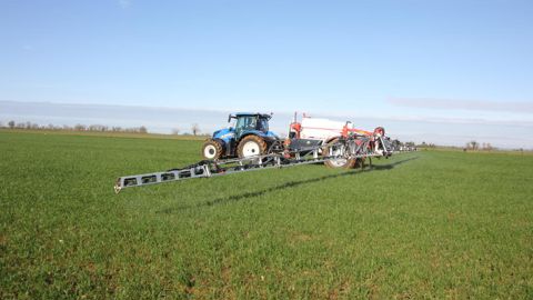 En fonction du vent, l’agriculteur ajuste très facilement la taille des gouttes, ce qui l'autorise à travailler plus longtemps sans risque de dérive.
