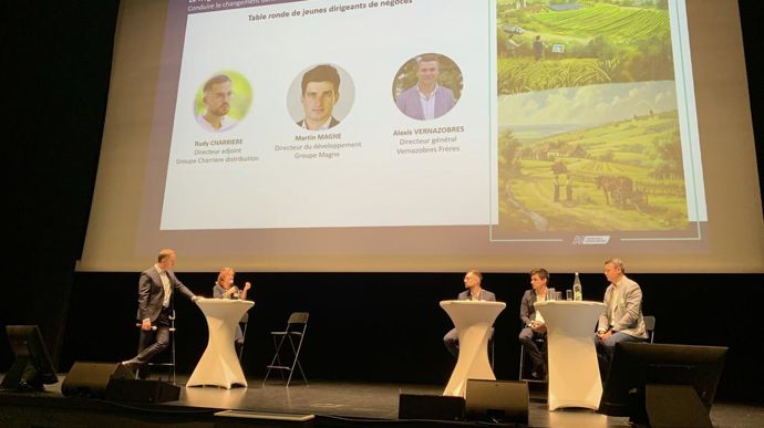 De gauche à droite, Pierre Compère, animateur, Florence Melou, experte RH et formatrice pour TBS, Rudy Charrière, directeur adjoint du groupe Charrière Distribution, Martin Magne, directeur du développement du groupe Magne, et Alexis Vernazobres, DG de Vernazobres Frères.