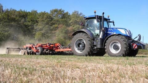 Le T7.300 Auto Command fournit son meilleur rendement entre 1 300 et 1 900 tr.min-1, plage que nous préconisons pour son utilisation au transport comme au champ.