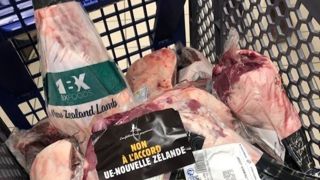 Les éleveurs de la Confédération paysanne ont protesté le 28 mars 2024 dans les supermarchés de Flers, dans l'Orne, contre l'importation de viande néo-zélandaise à bas prix. Les éleveurs de la Confédération paysanne ont protesté le 28 mars 2024 dans les supermarchés de Flers, dans l'Orne, contre l'importation de viande néo-zélandaise à bas prix.