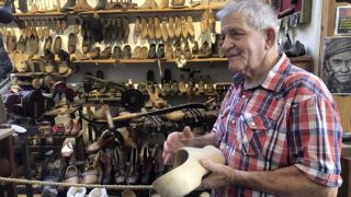 À La Grand’Combe dans le Gard, André Alberola fait visiter le musée qu’il a créé à sa retraite avec sa propre collection d’outils et d’objets. À La Grand’Combe dans le Gard, André Alberola fait visiter le musée qu’il a créé à sa retraite avec sa propre collection d’outils et d’objets.