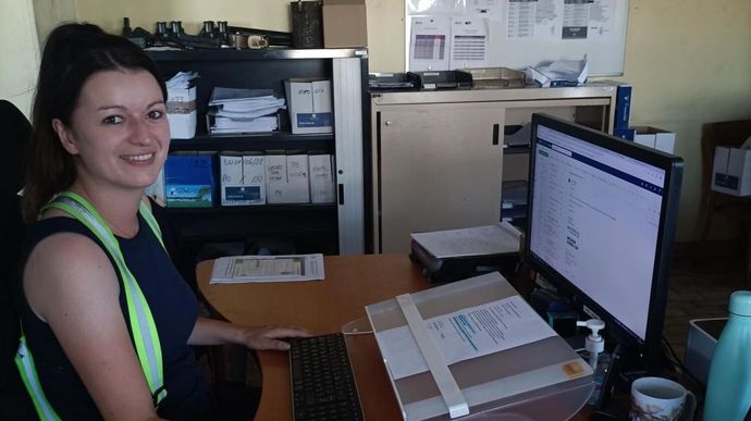 Léa, collaboratrice chez Axéréal, a bénéficié d'un aménagement de son poste de travail afin de disposer d’un confort adapté à la spondylarthrite ankylosante dont elle est atteinte.