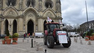 Une quarantaine de tracteurs est entrée dans Orléans au son des klaxons musicaux pour dénoncer le retard d’instruction et des paiements des aides.