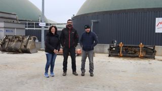 Mylène Arnaud (à gauche) et Sylvain Goubet (à droite) sont salariés en CDI par Seya Emploi et mis à la disposition de la SAS Méthavarèze, au sein de laquelle Guillaume Genin (au centre) est associé.