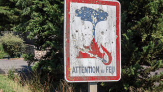 Pour vérifier si son terrain est soumis à une obligation légale de débroussaillage, il est possible de consulter la carte publiée sur le site Géoportail. Pour vérifier si son terrain est soumis à une obligation légale de débroussaillage, il est possible de consulter la carte publiée sur le site Géoportail.