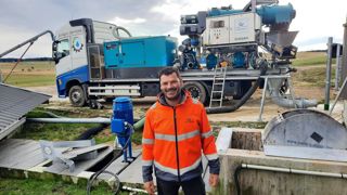 L’unité de séparation a été montée sur une plateforme de 7 m de longueur et 2,50 m de largeur qu’il a fallu faire construire. Le tout pèse 19 tonnes. Quand elle fonctionne, Pierre-Emmanuel Belot reste en permanence à proximité de l’installation pour intervenir si besoin au plus vite. L’unité de séparation a été montée sur une plateforme de 7 m de longueur et 2,50 m de largeur qu’il a fallu faire construire. Le tout pèse 19 tonnes. Quand elle fonctionne, Pierre-Emmanuel Belot reste en permanence à proximité de l’installation pour intervenir si besoin au plus vite.