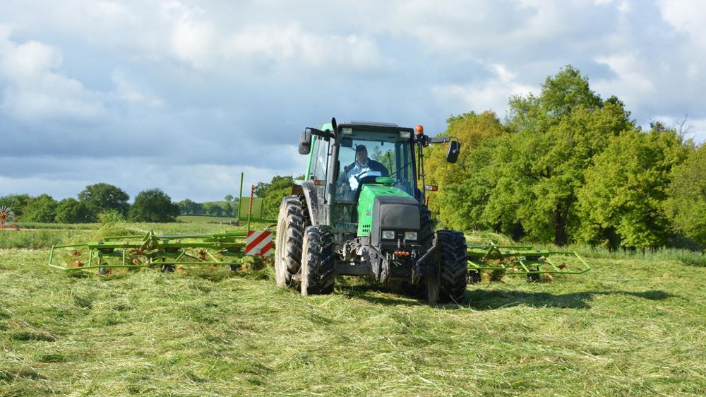 Tracteur dans une pâture