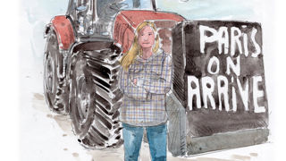La séance photo de Coralie avec Paris Match a duré une dizaine de minutes, devant un tracteur sélectionné par rapport au slogan qu’il affichait : « Paris, on arrive ». La séance photo de Coralie avec Paris Match a duré une dizaine de minutes, devant un tracteur sélectionné par rapport au slogan qu’il affichait : « Paris, on arrive ».