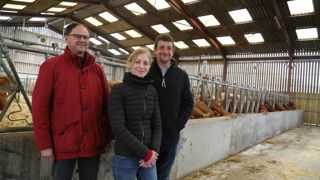 Nicolas Lion (à gauche), conseiller à la chambre d’agriculture, a dressé un état des lieux et listé les besoins des exploitants avant de proposer de nouveaux aménagements à Isabelle et Simon Bournonville.
