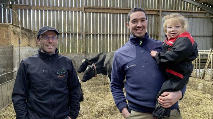 Frédéric Arzur, vétérinaire, et Mathieu Polard, éleveur, ici avec sa fille Lyanna, ont réfléchi ensemble au moyen de lutter contre le parasitisme, sans appliquer plus de médicaments.