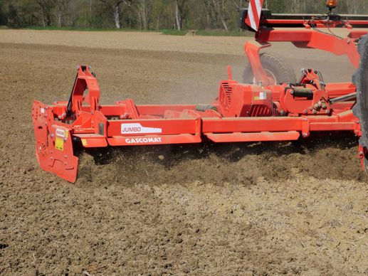 SARL Mielan : une herse rotative Maschio Jumbo de 8 m Isobus au travail