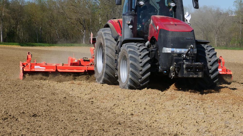 L’outil, ici attelé sur un Case IH Magnum 310, est désormais attelé sur un Magnum 380 de la même marque.