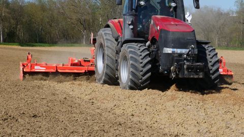 L’outil, ici attelé sur un Case IH Magnum 310, est désormais attelé sur un Magnum 380 de la même marque.