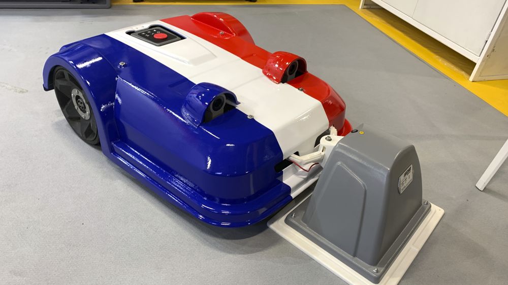 Présenté en avant-première au Salon des maires en novembre 2023, le robot était paré des couleurs tricolores, en clin d’œil à la Coupe du monde de rugby !