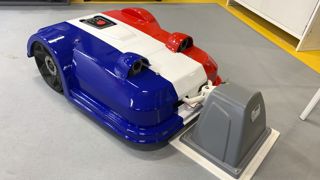 Présenté en avant-première au Salon des maires en novembre 2023, le robot était paré des couleurs tricolores, en clin d’œil à la Coupe du monde de rugby !