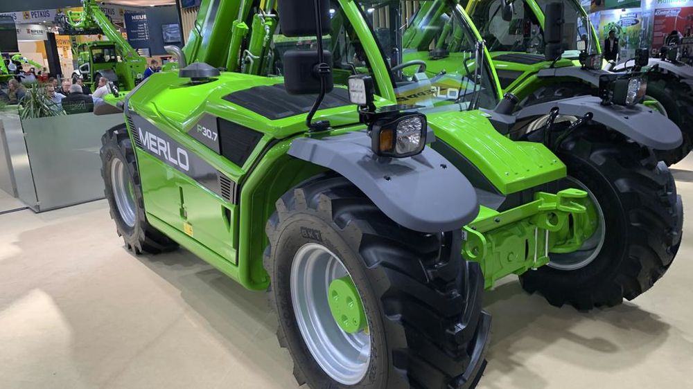 La version "TF", haut de gamme, abrite un bloc Deutz Ag de 100 ch et un circuit hydraulique Load Sensing.