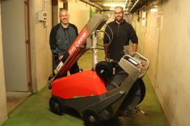 Olivier (à gauche) et Mathias (à droite) utilisent un Evo Cleaner pour automatiser le lavage de la porcherie.
