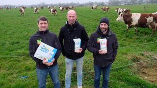 Nicolas Blanchard du Gaec la Niro, Laurent Charrier, Antoine Biteau du Gaec Les Rocs (de gauche à droite) : trois des six exploitations de la SAS Auprès des laitiers, créée il y a deux ans.
