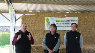 Les adhérents ont présenté leur plan d’action sur l’exploitation laitière de la famille Chesnais à Piré-sur-Seiche (de gauche à droite : Ludovic Massard, Yves Sauvaget, Martial Chesnais).