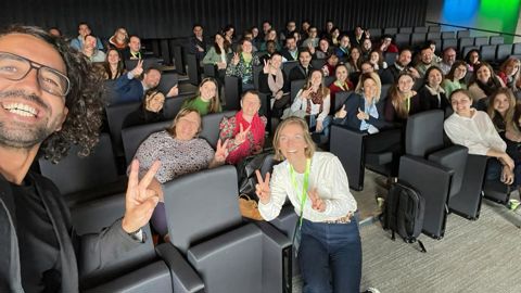 Lors de la réunion de rentrée des ambassadeurs, le 19 mars dernier, c'est le conférencier Miguel Delecourt (premier plan) qui a assuré la formation aux réseaux sociaux. Au second plan, Delphine Ménager, responsable recrutement, et les ambassadeurs NatUp.