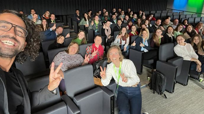 Lors de la réunion de rentrée des ambassadeurs, le 19 mars dernier, c'est le conférencier Miguel Delecourt (premier plan) qui a assuré la formation aux réseaux sociaux. Au second plan, Delphine Ménager, responsable recrutement, et les ambassadeurs NatUp.