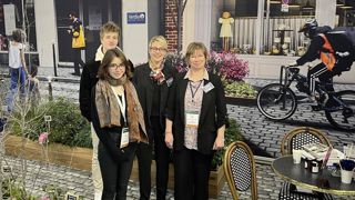 Le salon Paysalia 2023 a été un succès : les compétences de Marie Moncel et de son équipe ont été validées par un prix et une affluence non-stop. Autour de l'éditrice de végétaux, à sa gauche : Julie Moncel, responsable marketing et communication, et Matthys Sadaune, graphiste qui a réalisé le décor XXL d'une ville. A sa droite : Christèle Lammens, responsable clientèle paysage.