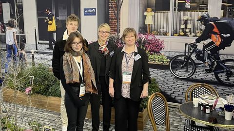 Le salon Paysalia 2023 a été un succès : les compétences de Marie Moncel et de son équipe ont été validées par un prix et une affluence non-stop. Autour de l'éditrice de végétaux, à sa gauche : Julie Moncel, responsable marketing et communication, et Matthys Sadaune, graphiste qui a réalisé le décor XXL d'une ville. A sa droite : Christèle Lammens, responsable clientèle paysage.