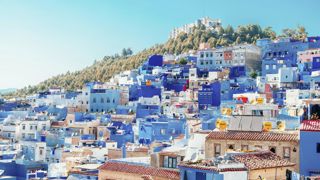 Nichée dans les montagnes du Rif, Chefchaouen possède une médina charmante. Nichée dans les montagnes du Rif, Chefchaouen possède une médina charmante.