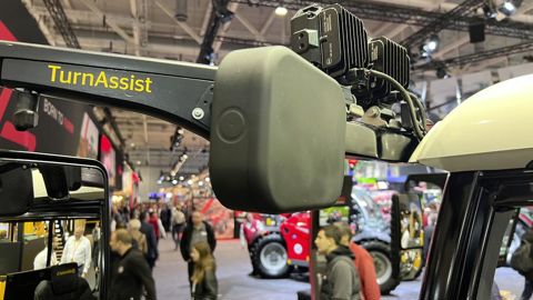 Le capteur d'angle détecte les véhicule dans l'angle mort du côté gauche du tracteur.