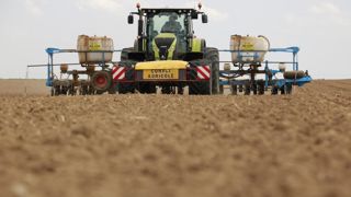 Bien qu'ayant commencé avec du retard, les semis de betterave chez les principaux producteurs européens se sont « fortement accélérés », indique la Commission européenne dans son bulletin mensuel.