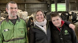 Patrick et Émilie Huiban, éleveurs à Guiscriff, dans le Morbihan, ont retrouvé le plaisir dans leur travail depuis que la dermatite a presque disparu. Ils ont transmis leur passion à leur fils Tony,12 ans.