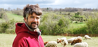 Yoann Clément a été berger pendant une dizaine d'années avant de s'installer à l'âge de 38 ans.