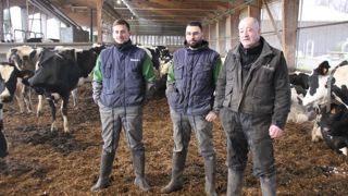 Antonin Jeaneau, son frère Romain et leur père Christophe, constituant le GAEC du Grand Bois, estiment tous les trois que le bois déchiqueté est une litière plus économique et plus pratique à employer que de la paille.