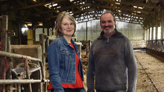 Aux difficultés financières de Benoît Cruet s’est ajouté le cancer d’Annick en pleine crise du Covid. Le couple a fait face ensemble. L’éleveur salue le soutien moral de son épouse durant ses années de galère et son soutien financier grâce à son travail salarié.