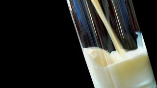 L’agence américaine des médicaments (FDA) assure que le processus de pasteurisation est efficace pour tuer le virus de la grippe aviaire dans le lait de consommation. L’agence américaine des médicaments (FDA) assure que le processus de pasteurisation est efficace pour tuer le virus de la grippe aviaire dans le lait de consommation.